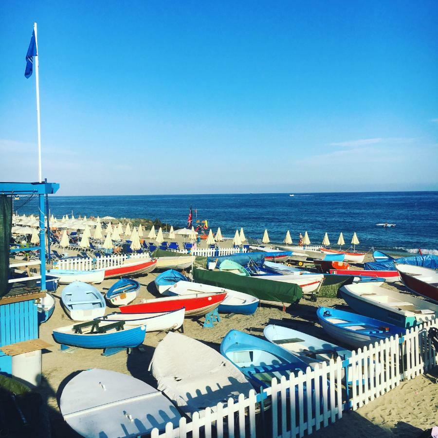 Le Finestre Sul Mare Apartman Albissola Marina Kültér fotó